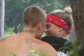 Justin Bieber cởi trần ôm bạn gái tuổi teen trong công viên