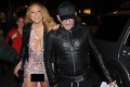 Mariah Carey hớ hênh vì váy xẻ cao