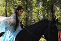 Angelababy bụng bầu vẫn cưỡi ngựa đóng phim khiến fan phát hoảng