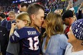 Siêu mẫu Gisele Bundchen hôn chồng sau chiến thắng tại Super Bowl