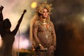 Beyonce ôm bụng bầu thai đôi hát trên sân khấu Grammy 2017
