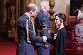 Victoria Bekcham được Hoàng tử William trao huân chương OBE