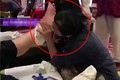 Nhân viên massage dùng răng miệng để...xoa bóp chân cho khách