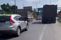 Tài xế xe quá tải đánh võng, đỗ giữa đường cao tốc chống đối CSGT