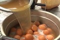 Choáng váng với món trứng luộc nước tiểu trẻ em 