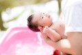 Tắm sai cách, nữ y tá khiến bé sơ sinh bỏng nặng da đầu