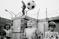 Ảnh xưa: Trẻ em chơi đùa bên bức tường Berlin 1963