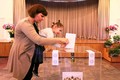 Ảnh: Người Nga nô nức đi bỏ phiếu bầu tổng thống ở Hà Nội