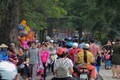 Video: Hàng ngàn du khách đổ về Thủ Lệ, Công viên nước vui chơi