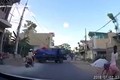 Video: Đột ngột qua đường, cô gái gây tai nạn rồi thản nhiên bỏ đi