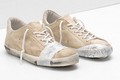 Đôi giày bẩn, rách rưới giá 12 triệu đồng gây tranh cãi