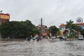 “Vượt” biển nước mênh mông, cư dân các khu đô thị chật vật tìm đường về nhà