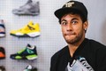 Video: Neymar và dàn cầu thủ chi nhiều tiền mua giày sneakers 