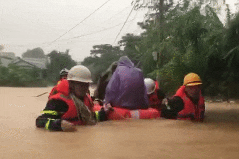 Video: Chiến sĩ ở Quảng Trị hát khi cứu trợ người dân