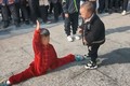 Video: Bé trai 4 tuổi ở Trung Quốc thể hiện kỹ năng kungfu điêu luyện