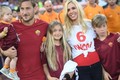 Totti cặp kè người đẹp giống vợ cũ