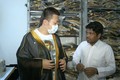 Áo choàng đen Qatar trao cho Messi cháy hàng