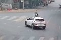 Video: Không giảm tốc độ khi qua ngã ba, xe máy và ôtô va chạm
