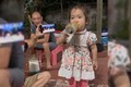 Bé gái 3 tuổi cất tiếng ca 'Gặp nhau giữa rừng mơ' giọng cực mê 