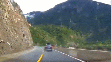 Video: Tài xế ô tô phản xạ cực nhanh, thoát đá rơi trong gang tấc