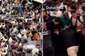 Khách hàng lao vào đánh nhau khi chờ mua iPhone 15 ở Dubai