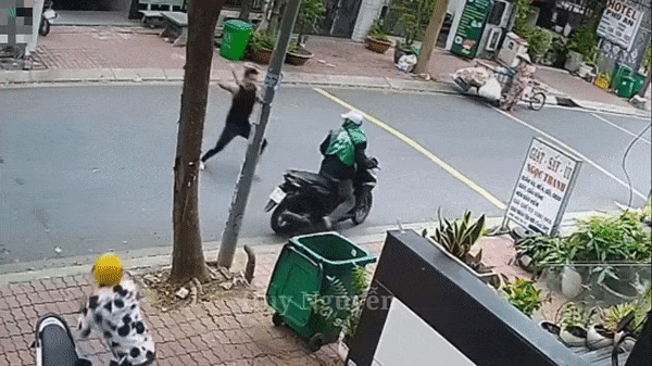 Video: Thấy trộm bẻ khóa xe, người đàn ông cầm gậy lao ra rượt đuổi