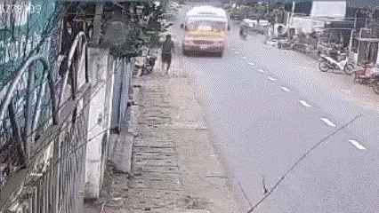 Xe buýt tông người đi bộ văng vào vệ đường