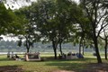 Nắng nóng kỳ nghỉ lễ, người dân đổ ra công viên Yên Sở trốn nóng