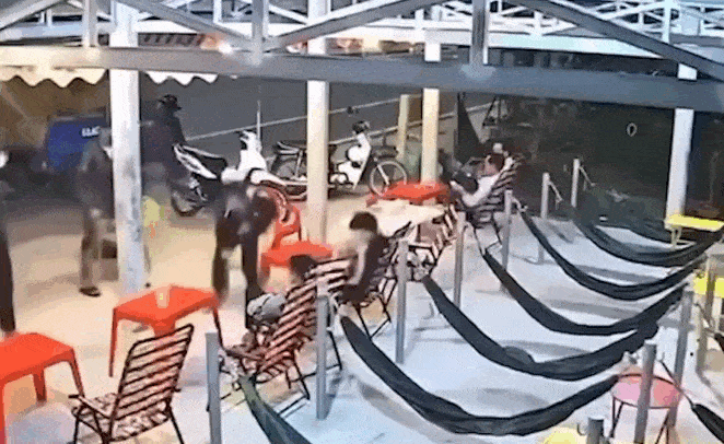 Đang ngồi uống nước, 3 thiếu niên bị chém nhập viện