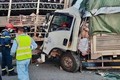 Tông đuôi xe khác trên cao tốc, 2 người mắc kẹt tử vong