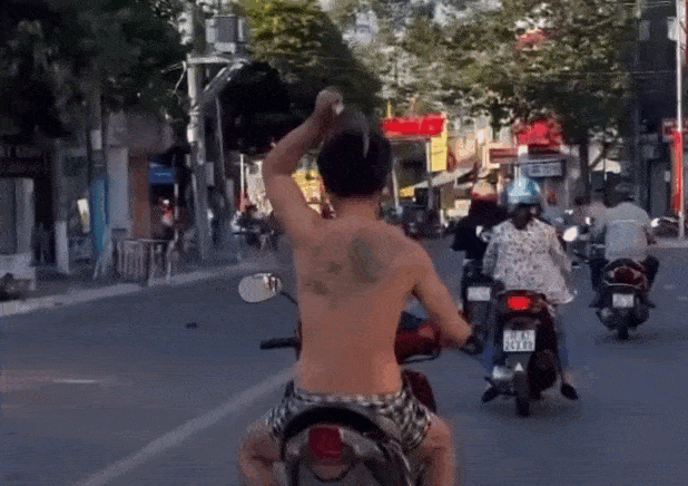 Người đàn ông cởi trần, “múa” rựa trên phố ở Bình Dương