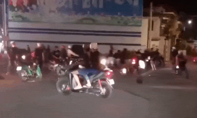 Nhóm thanh niên cầm hung khí “hỗn chiến” trước cổng UBND 