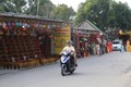 Du khách thích thú check-in tại làng hương nổi tiếng bậc nhất xứ Huế