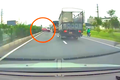 Video: Xe tải húc văng ô tô con lên dải phân cách