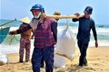 Ngư dân bỏ túi “tiền triệu” mỗi ngày nhờ cào ốc gạo