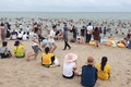 Nghỉ lễ, biển Sầm Sơn đông nghịt khách, bất chấp nguy cơ dịch COVID-19