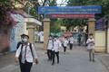 Hà Nội: Phụ huynh đội nắng chờ con đăng ký dự thi tốt nghiệp THPT