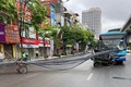 Hà Nội: Xe tự chế chở sắt thép đâm thủng xe buýt
