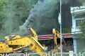 Đang cháy lớn tại khu vực xưởng máy xúc ở Quảng Ninh 