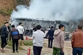 Ô tô du lịch chở học sinh bốc cháy dữ dội ở Hoà Bình