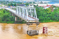 Chi phí đề trục vớt cầu Phong Châu và phương tiện gặp nạn?