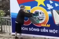 Xác định người phụ nữ rạch banner chào mừng Ngày Giải phóng miền Nam