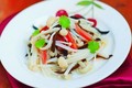 Làm salad nấm kim châm