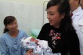 Bộ trưởng Bộ Y tế thăm cháu bé ra đời nhờ mang thai hộ