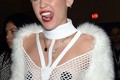 Miley Cyrus lại khiêu khích với trang phục lộ da thịt