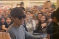 Kim Tan bị fan cuồng Singapore bao vây ở sân bay