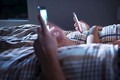 5 lý do khiến bạn không nên ngủ bên cạnh điện thoại di động
