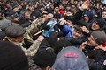 Vì Nga, người biểu tình Ukraine quay sang đánh nhau