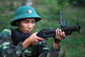 Chiến sĩ Việt Nam luyện súng diệt bộ binh, xe tăng