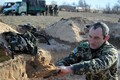 Xem lính Ukraine đào công sự gần biên giới Nga